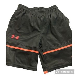 🌼 Under Armor youth shorts 💥